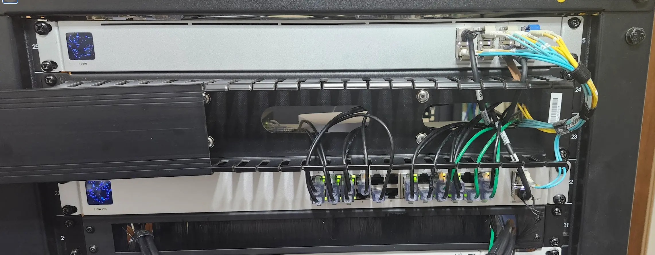 Image showing clean, organized cables behind the fingers tray